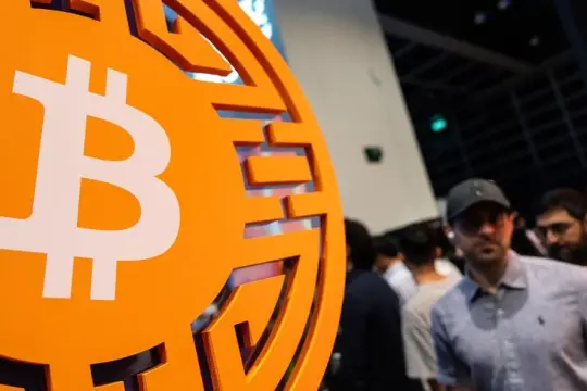 بتكوين تهبط دون 77 ألف دولار عقب اختراق «باينانس» وخسائر بمليارات الدولارات