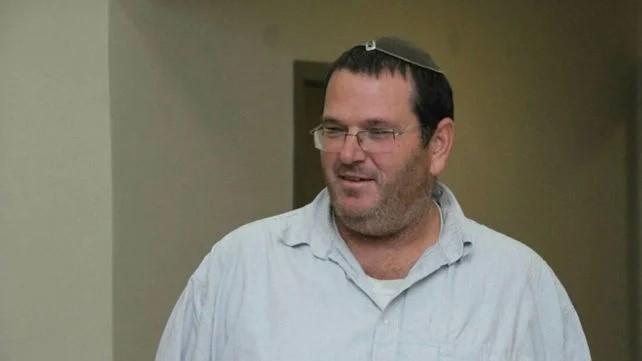 المشتبه به متهم بالمشاركة في تهريب طائرات مسيرة ومواد متنوعة مقابل مكاسب مالية