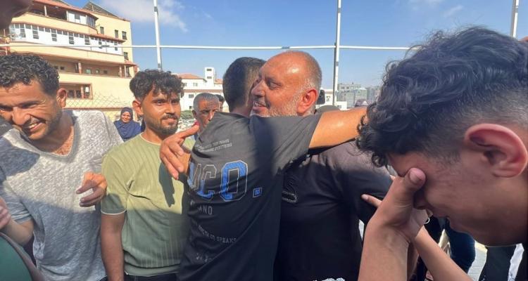 الصليب الأحمر ينسق عملية نقل الأسرى المفرج عنهم من معبر كرم أبو سالم إلى خان يونس بعد الإفراج عنهم من سجون الاحتلال.