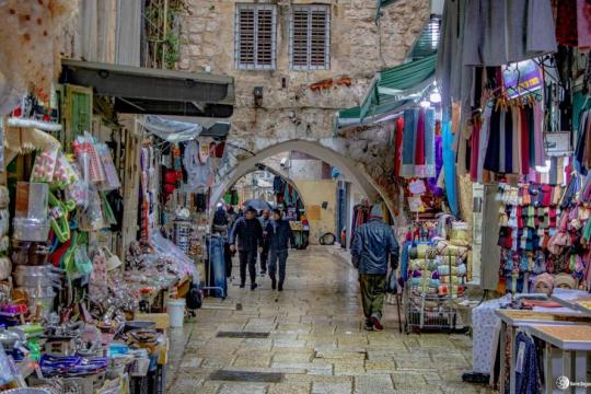 اتحاد المرأة الفلسطينية يدين منع الاحتلال إقامة "بازار القدس" واستدعاء منظّماته