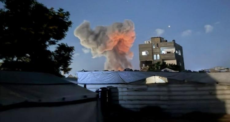 غارة جوية على منطقة مواصي خان يونس تسفر عن استشهاد ديانا أبو دراز وابنتها الرضيعة سوار وإصابة عدد من النازحين.