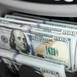 الدولار يتماسك قرب أعلى مستوى في 8 أيام قبيل «جاكسون هول»