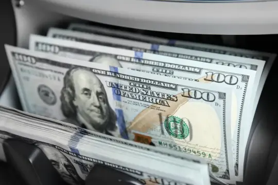 الدولار يتماسك قرب أعلى مستوى في 8 أيام قبيل «جاكسون هول»