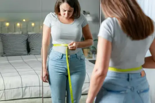 4 عادات يومية تزيد الدهون الحشوية وتضاعف المخاطر الصحية