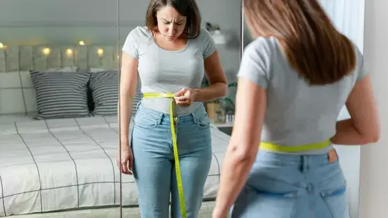 نمط الحياة اليومي يلعب دوراً حاسماً في تحديد أماكن تخزين الدهون داخل الجسم