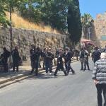 الاحتلال يعتقل شابًا شمال القدس ويعتدي على مشيعي جنازة عند باب الأسباط
