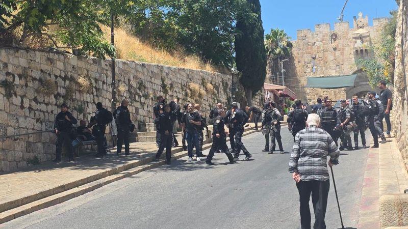 اقتحام تجمع معازي جبع وحي الكسارات، وقمع جنازة الشاب حسين عيسى بإطلاق الغاز والرصاص المطاطي في القدس المحتلة