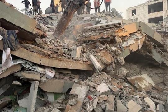 المنازل المدمرة في غزة: خيار موت محقق تحت الأنقاض بدلاً من مرارة النزوح