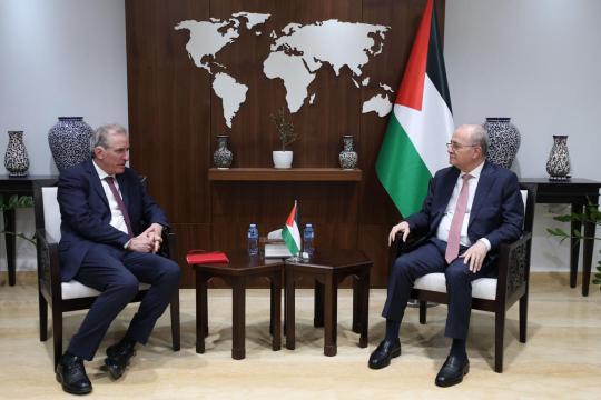 مصطفى يبحث مع الممثل الأوروبي تطورات الأوضاع ويطالب بضغط دولي لوقف التصعيد