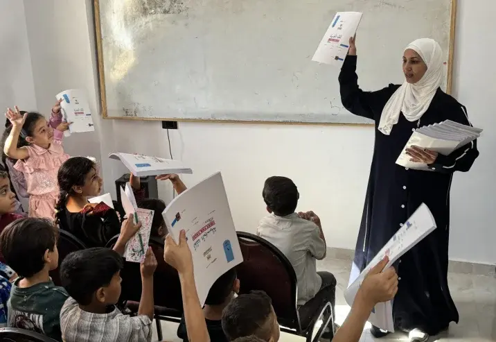 في محاولة لتعويض ما فاتهم من التعليم ومساعدتهم على تجاوز آثار الحرب