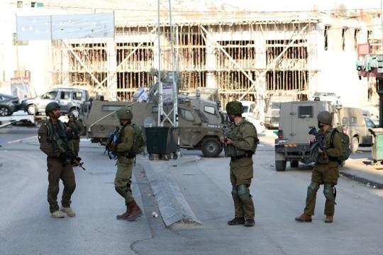 اقتحامات واسعة في الضفة: مصادرة مركبات وإصابات بهجمات مستوطنين جنوب نابلس