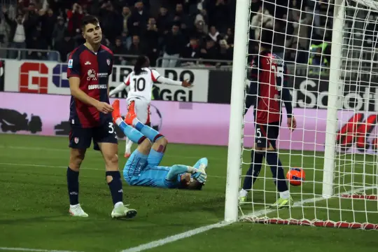 ميلان ينتزع فوزًا ثمينًا من كالياري ويعتلي صدارة الدوري الإيطالي مؤقتًا