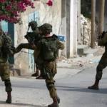 الاحتلال يعتقل شابين من قراوة بني حسان ويغلق مداخل جنوب بيت لحم