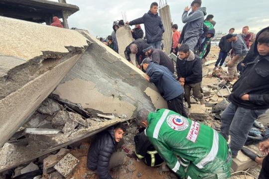 المنخفض العميق في غزة يودي بحياة 14 مواطنًا خلال 24 ساعة وانهيارات واسعة في عدة مناطق