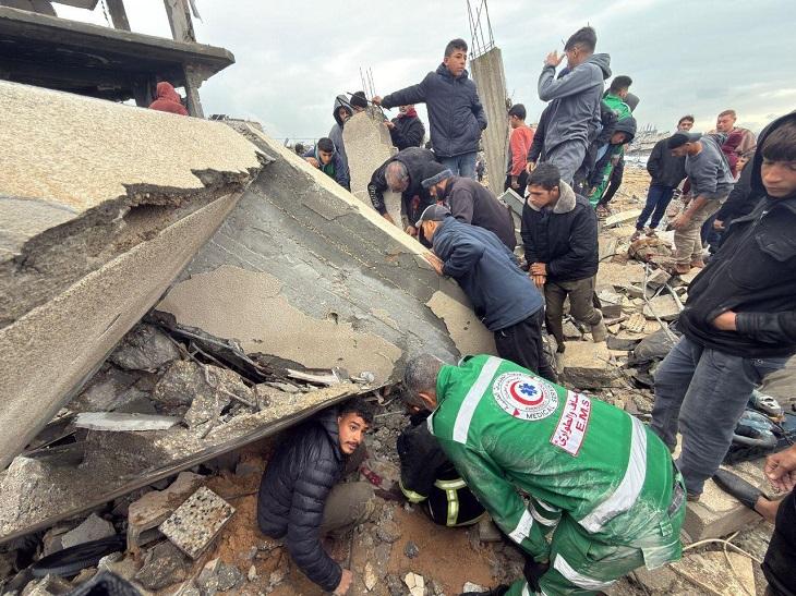 طواقم الدفاع المدني تواصل عمليات البحث والإنقاذ وسط ظروف جوية قاسية وانهيار أكثر من 15 منزلًا