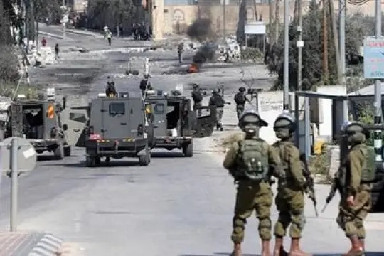 الاحتلال يشن حملة اقتحامات واعتقالات في الضفة وإصابة فلسطينيين برصاص مستوطنين