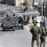 الاحتلال يغلق طرقًا ويقتحم تجمعات فلسطينية ويصيب طفلًا شرق الخليل