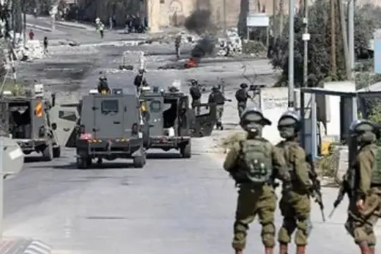 الاحتلال يغلق طرقًا ويقتحم تجمعات فلسطينية ويصيب طفلًا شرق الخليل