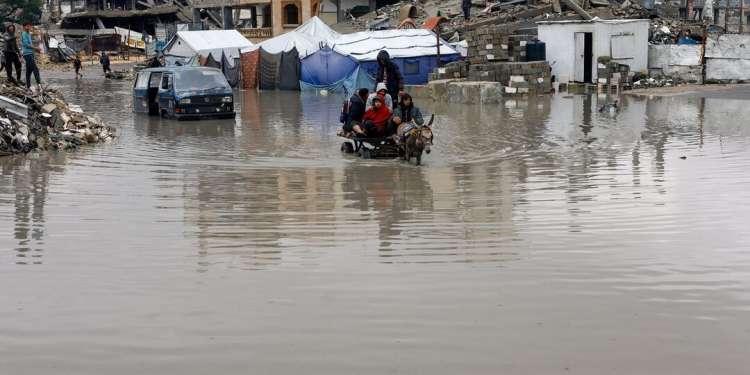 تضاعف معاناة النازحين وغرق وتطاير آلاف الخيام وسط المباني المتصدعة