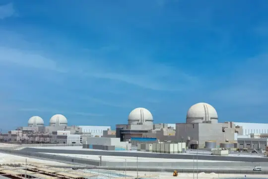 الدفاع الإماراتية: اعتراض 3 مسيّرات واستهداف مولد كهربائي قرب محطة براكة دون تأثير إشعاعي