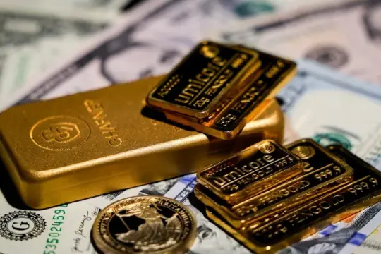 تراجع أسعار الذهب والمعادن النفيسة مع صعود الدولار في بداية الأسبوع