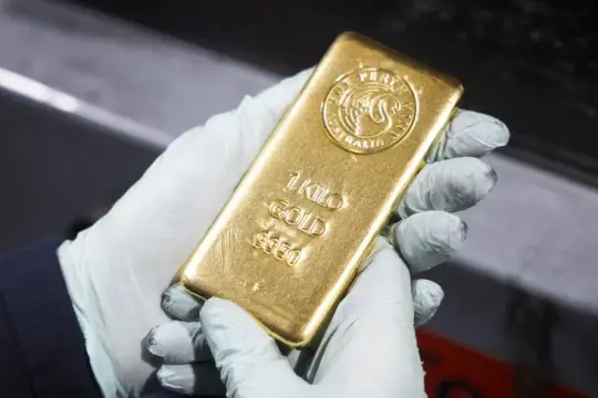 الذهب ينخفض مع ترقب محضر اجتماع المركزي الأمريكي