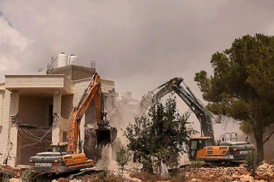 الاحتلال الإسرائيلي يهدم فيلتين ويخطر بهدم ثالثة شرق أريحا