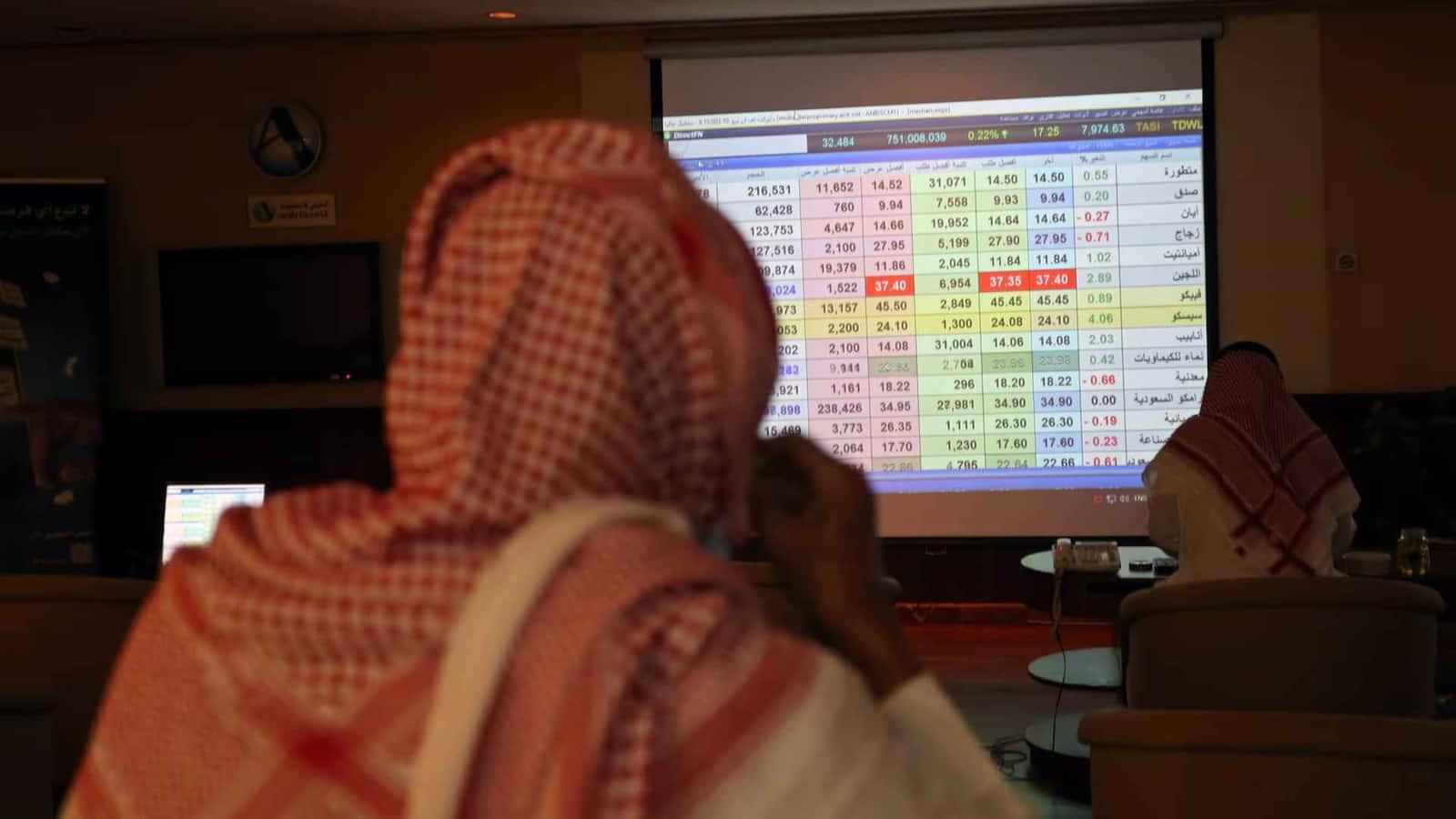 تراجع أسواق الخليج وسط تصاعد التوتر في مضيق هرمز.. ومصر تخالف الاتجاه