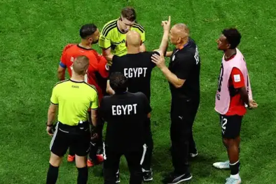 فيفا يعاقب حسام حسن وإبراهيم حسن ومصطفى زيكو بعد أزمة مباراة مصر والأرجنتين