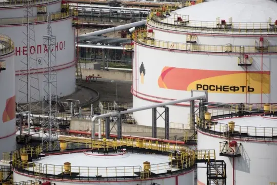 الولايات المتحدة توسّع إعفاء النفط الروسي لمواجهة ارتفاع الأسعار