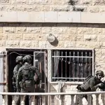 الاحتلال الإسرائيلي يواصل تحويل منازل فلسطينية في حزما وكثكن عسكرية ويعتقل شابًا في سلوان