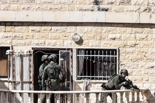 الاحتلال الإسرائيلي يواصل تحويل منازل فلسطينية في حزما وكثكن عسكرية ويعتقل شابًا في سلوان