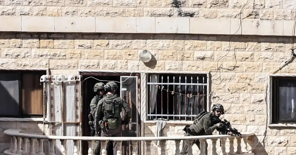 قوات الاحتلال تجبر سكان منزلين في بلدة حزما على الإخلاء لتسيطر عليهما، فيما تُنفذ اعتقالات في حي عين اللوزة بالقدس