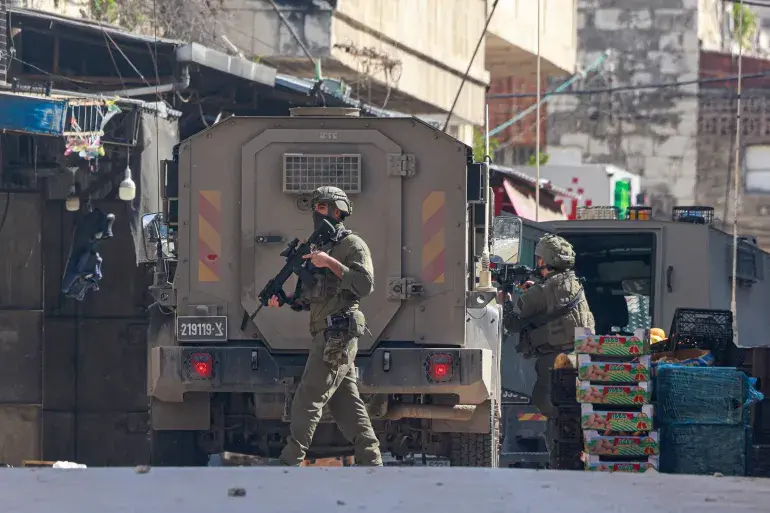 اعتقال صحفي ومدير نادي الأسير، إصابة طفل في القدس، وإغلاق حواجز وهدم منشآت في الخليل ونابلس