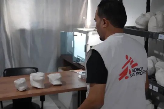 «أطباء بلا حدود»: القيود الإسرائيلية توقف إنتاج أقنعة علاج الحروق في غزة