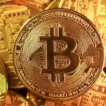 تذبذب "بتكوين" وسط موجة بيع حادة وارتفاع التقلبات إلى مستويات قياسية