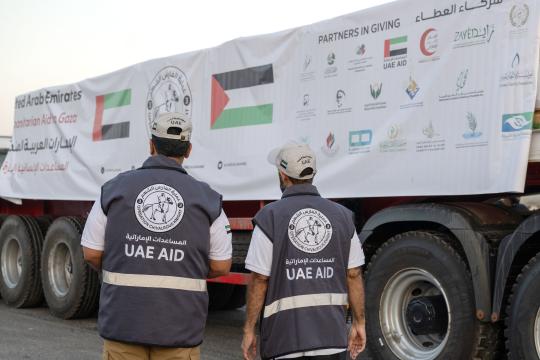 خمس قوافل إماراتية تدخل غزة خلال أسبوع محملة بـ800 طن من المساعدات