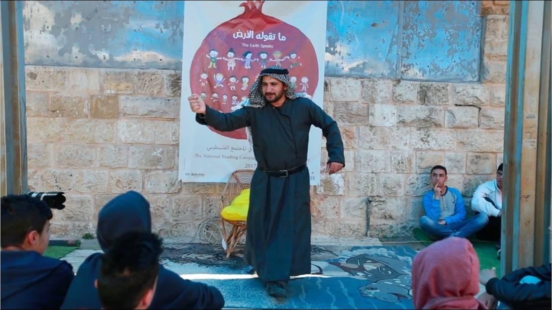 العقرباوي، المعروف بـ«حكواتي فلسطين»، كرّس حياته لتوثيق الذاكرة الشعبية ومقاومة الاستيطان