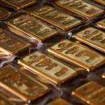 تراجع الذهب وسط تصعيد عسكري أميركي في مضيق هرمز ومخاوف من اضطراب الإمدادات
