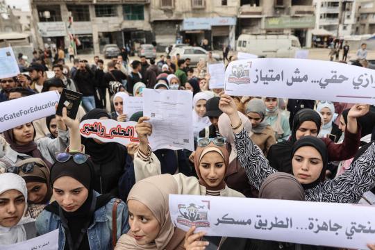 نحو 50 طالبًا من غزة عالقون بانتظار السفر إلى إيطاليا رغم حصولهم على منح جامعية