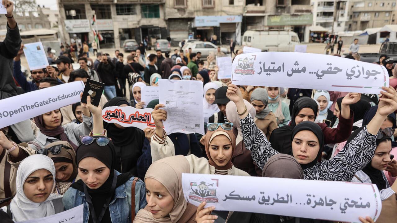 عراقيل إدارية وغياب الشفافية يهددان فرص طلبة فلسطينيين لمواصلة تعليمهم بعد تدمير غالبية مؤسسات التعليم العالي في القطاع