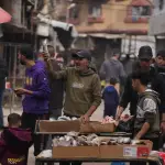 القيود الإسرائيلية على إدخال البضائع إلى غزة تُغذّي السوق السوداء وترفع كلفة المعيشة