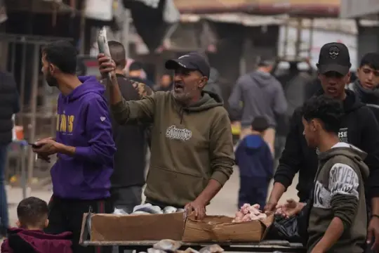 القيود الإسرائيلية على إدخال البضائع إلى غزة تُغذّي السوق السوداء وترفع كلفة المعيشة