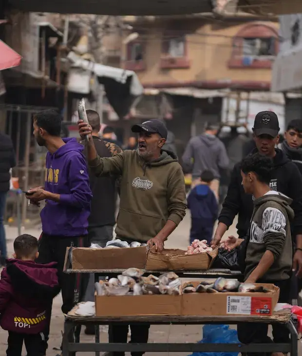 احتكار الاستيراد وتعدد القيود يدفعان السكان إلى شراء سلع أساسية بأسعار تفوق قدرتهم وسط غياب المنافسة