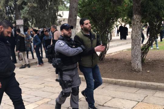 الاحتلال الإسرائيلي يبعد ثلاثة مقدسيين عن المسجد الأقصى لفترات تصل إلى 6 أشهر