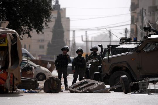 الاحتلال الإسرائيلي يعتقل 13 شابًا من بلدة عزون ويواصل اقتحامات طوباس