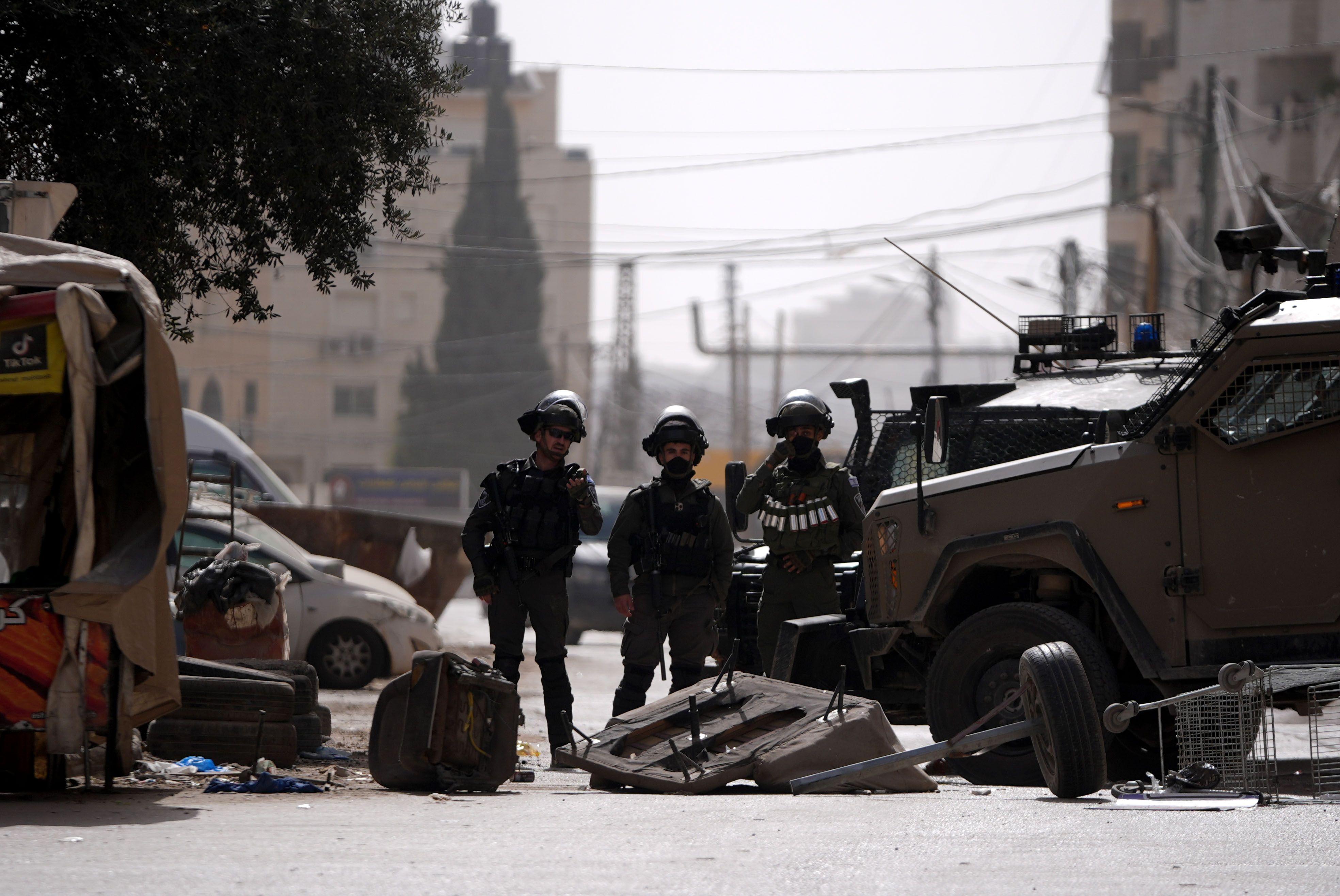 اقتحامات ومداهمات واسعة تضمنت تفتيش المنازل وإغلاق الطرق في الضفة الغربية