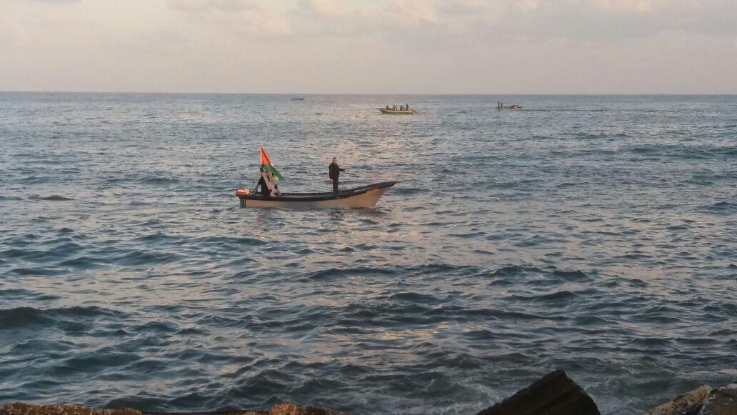استهداف قارب صيد خلال عمله في عرض البحر وإطلاق نار مباشر من الزوارق الإسرائيلية