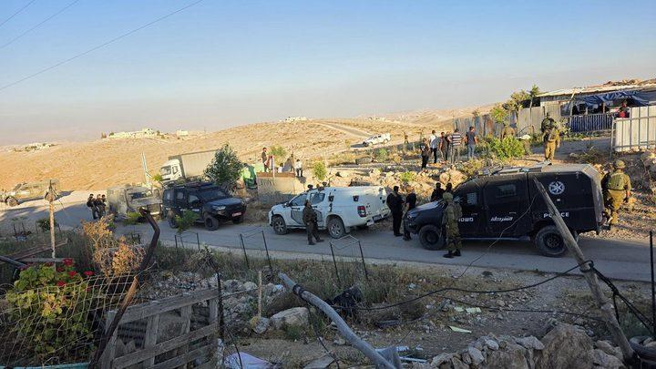 مستوطنون يرعون مواشيهم في أراضي المواطنين ويتسببون بخسائر في المزروعات جنوب الخليل