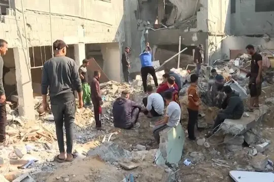 شهيد وإصابتان بقصف إسرائيلي استهدف مواطنين قرب مخيم البريج وسط قطاع غزة